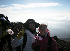 ガールスカウトの仲間と富士登山。雲が下にある！　空が気持ちいい！　最高の達成感