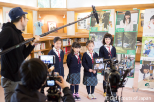 撮影に臨む少女の写真